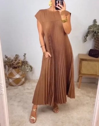 Sleeveless Pleated Solid Color Dress